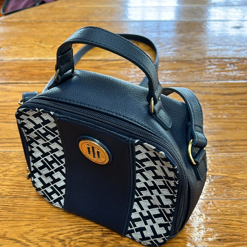 Tommy Hilfiger navy blue crossbody purse.  Zip close. Great condition. - Picture 11 of 11